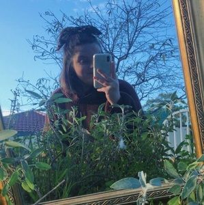 Meet your Posher, Caitlin